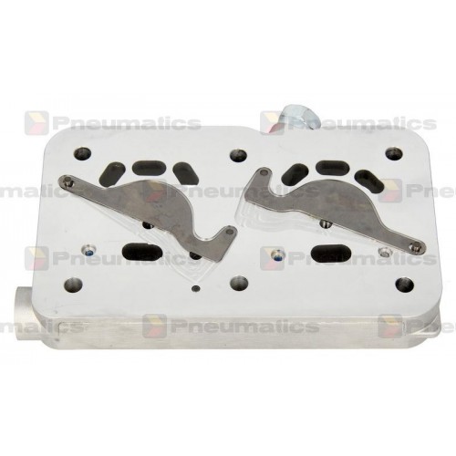 Compressor head intermediate plate